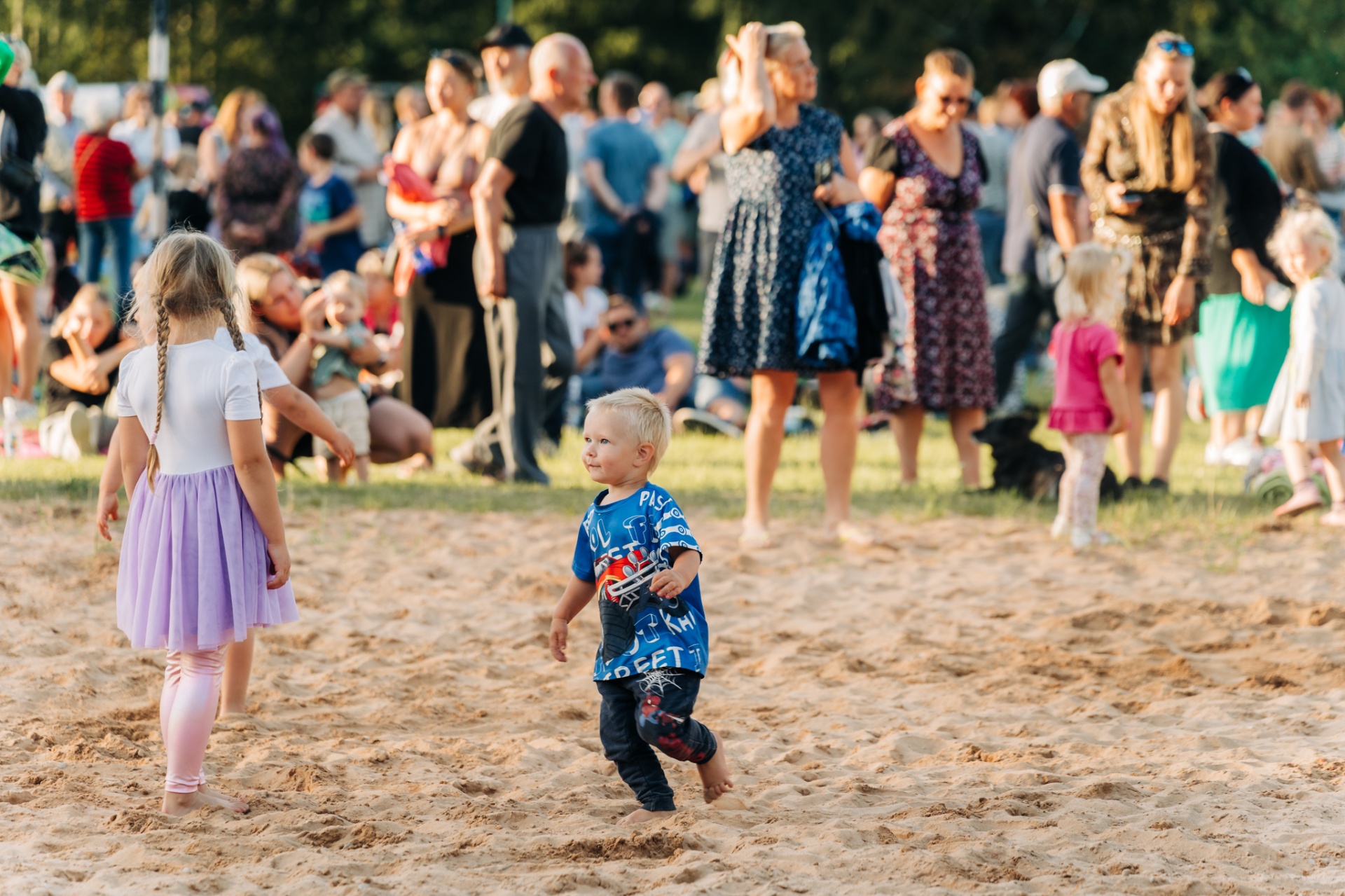 Väikesed lapsed mängivad liivaplatsil festivali ajal