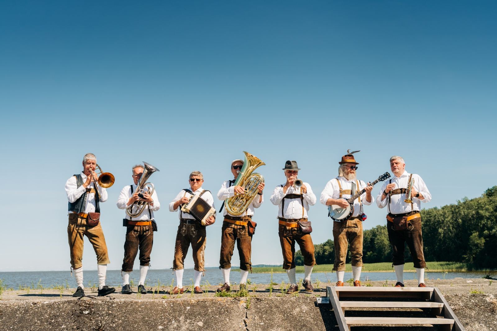 Sisevete Festivali orkester järve ääres mängimas