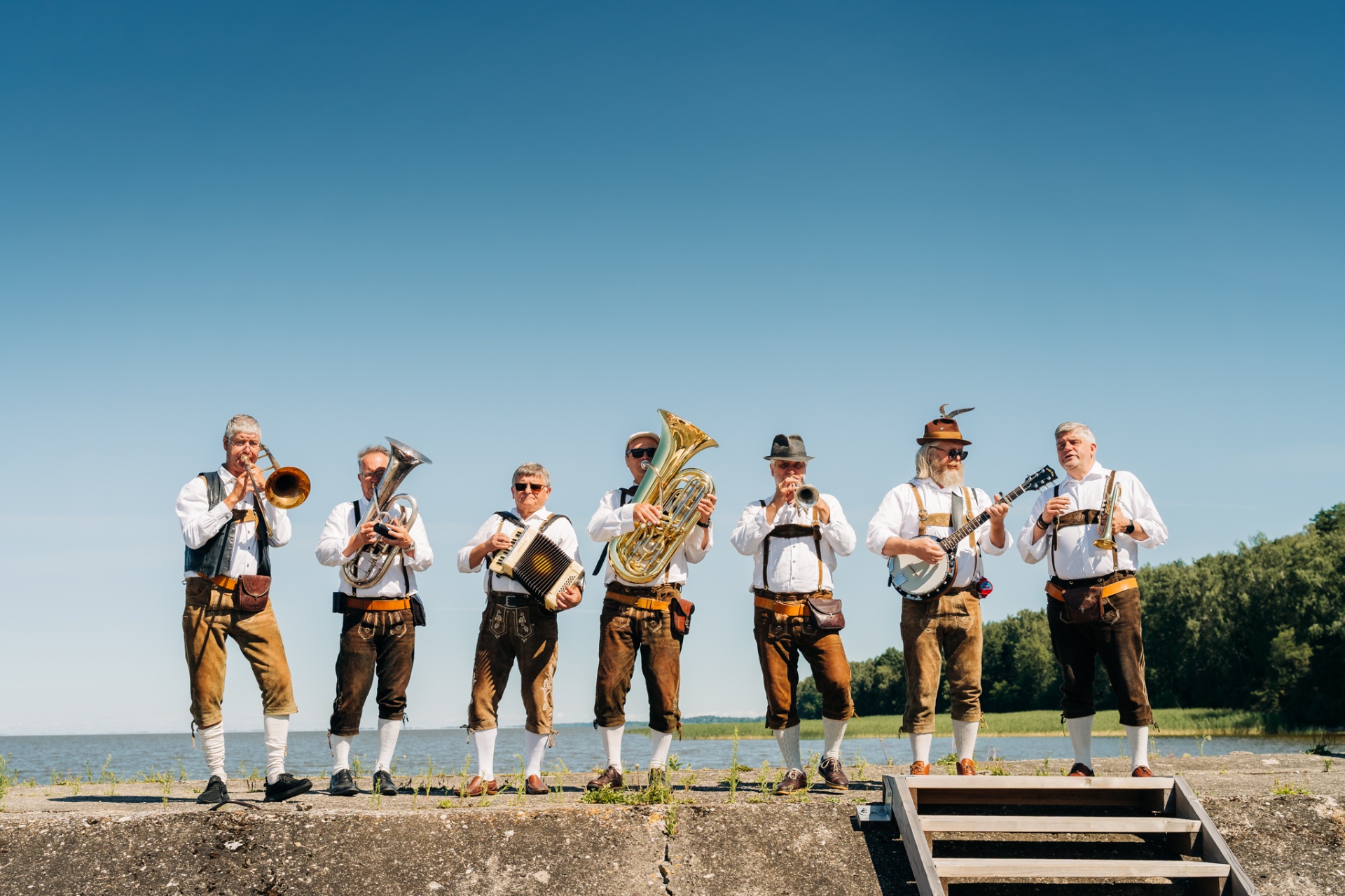 Sisevete Festivali orkester järve ääres mängimas