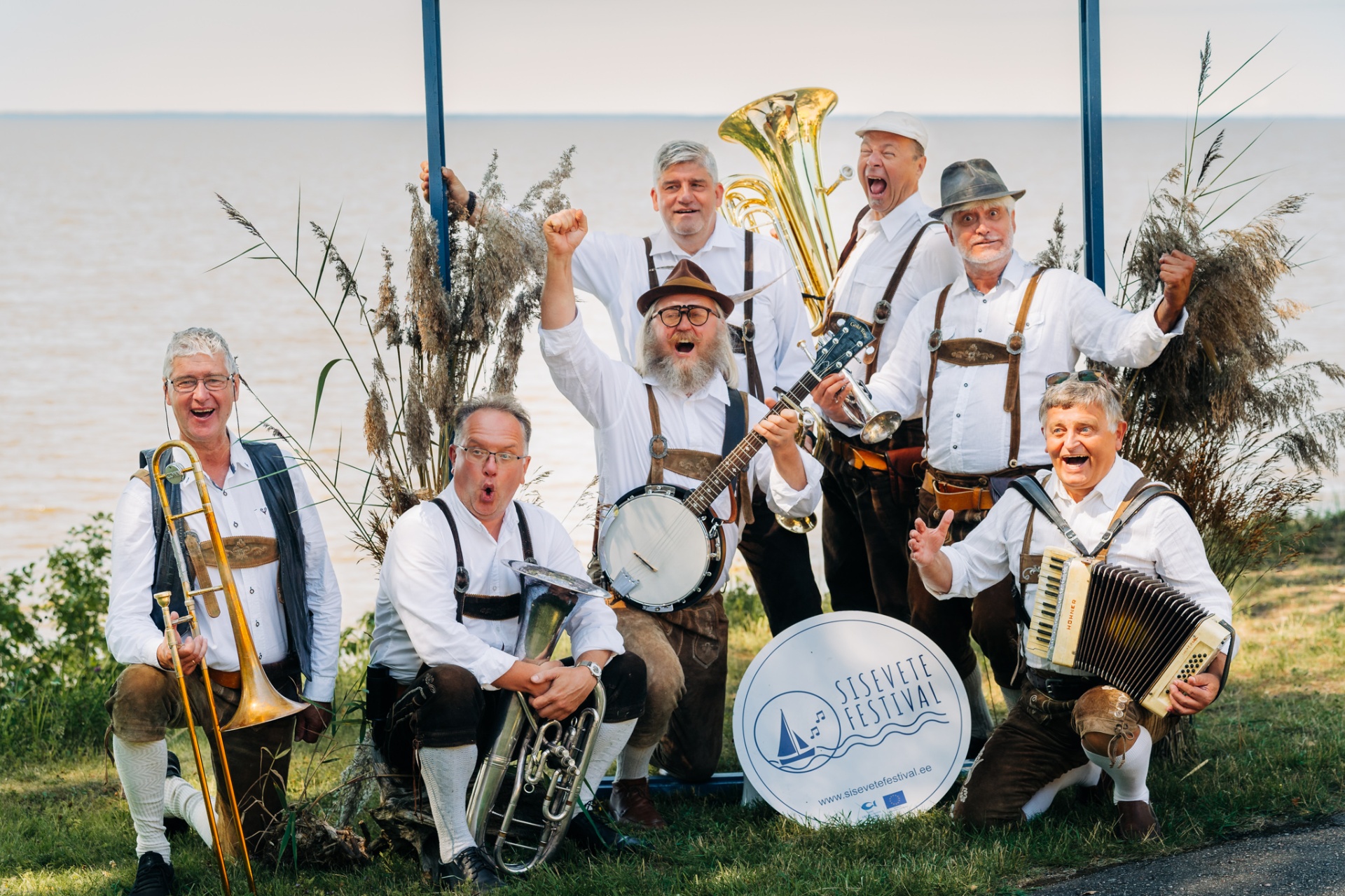 Sisevete Festivali orkester rõõmsalt järve kaldal