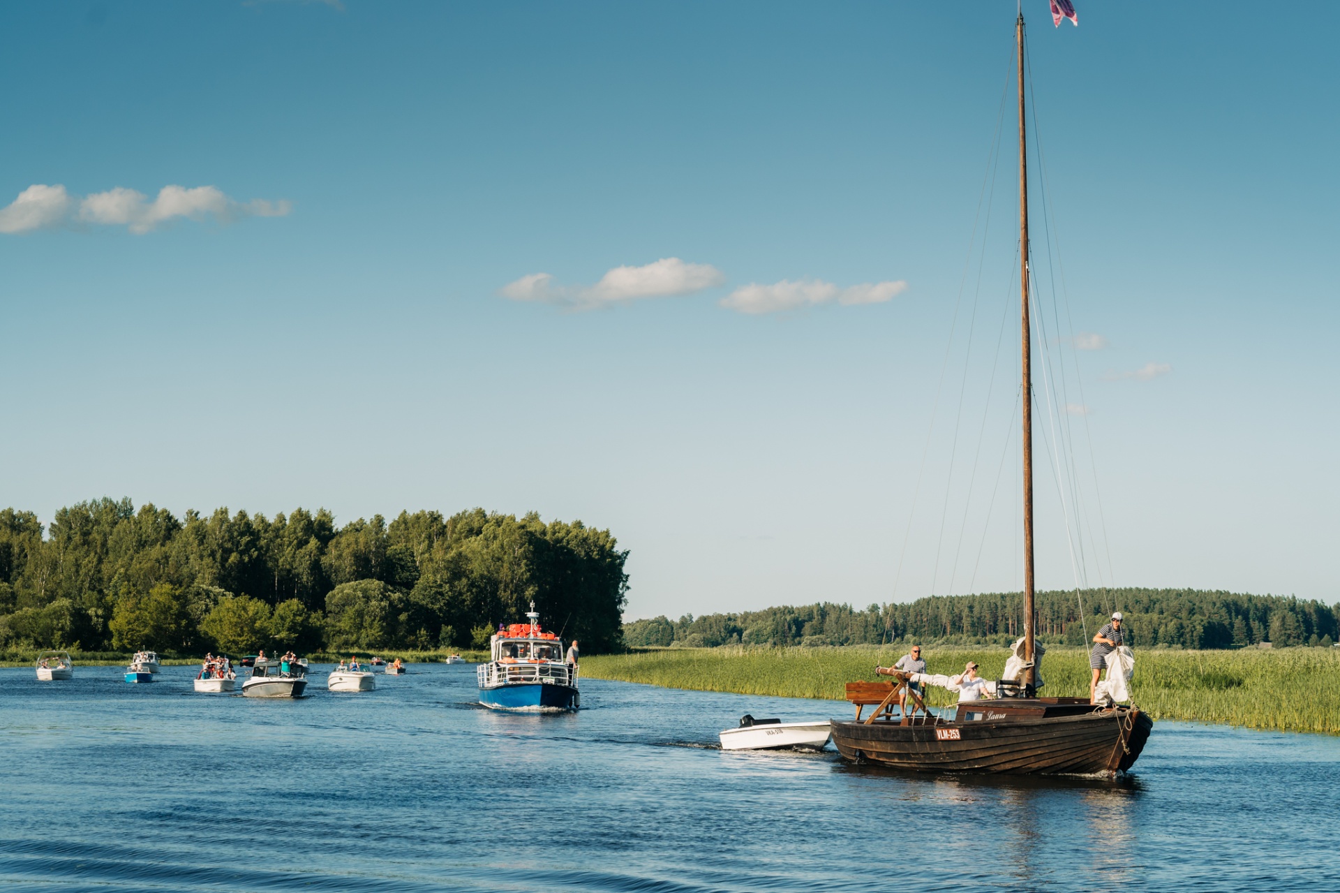 Paadiparaad ja kalepurjekas Võrtsjärvel päikselisel päeval