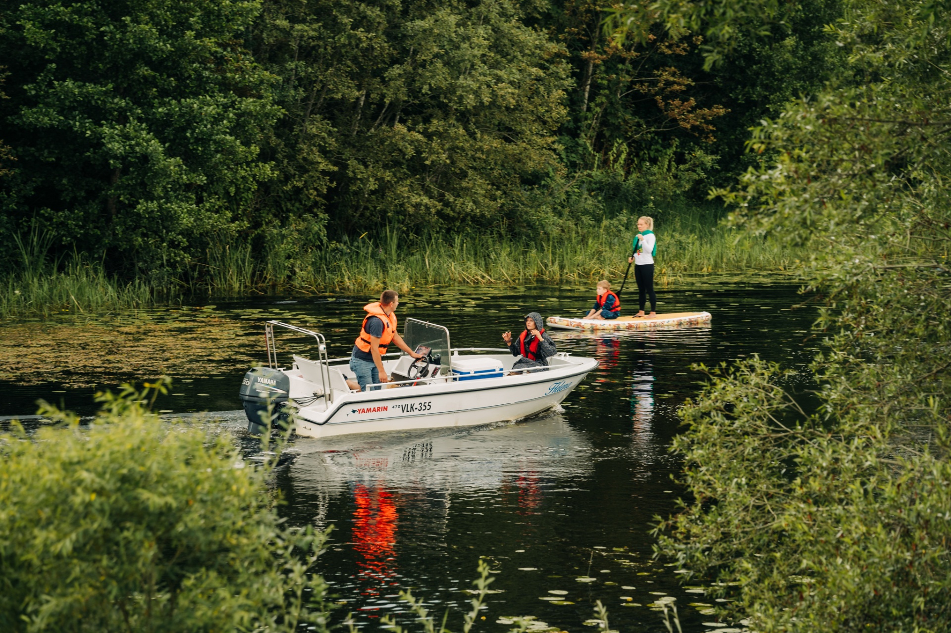 Mootorpaat ja SUP-laud Võrtsjärve harul