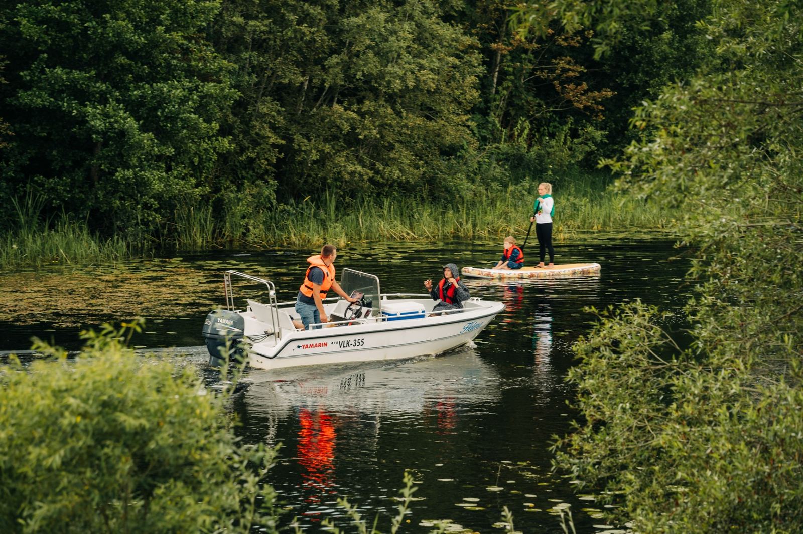 Mootorpaat ja SUP-laud Võrtsjärve harul