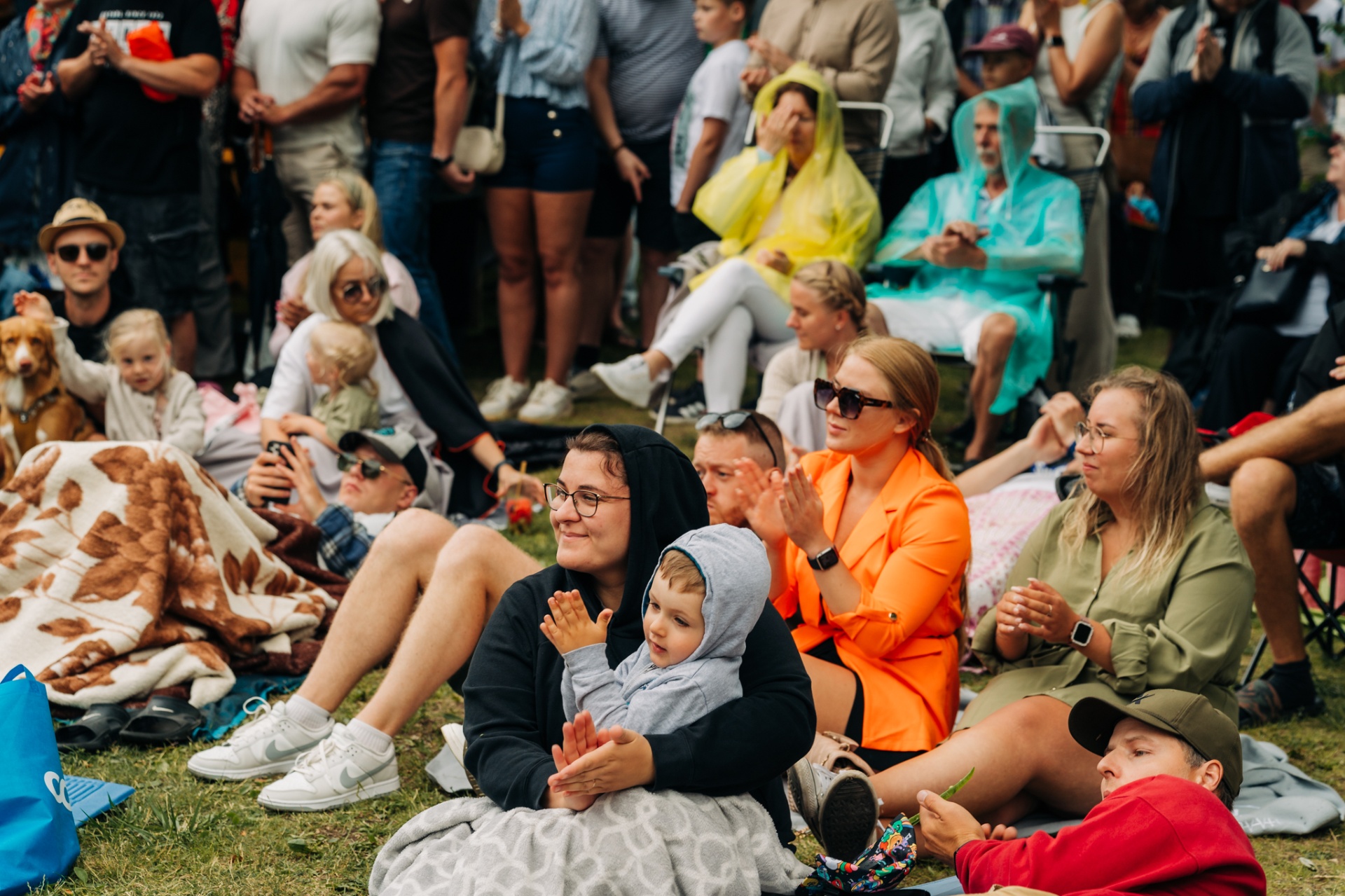 Festivali publik muru peal kontserti nautimas
