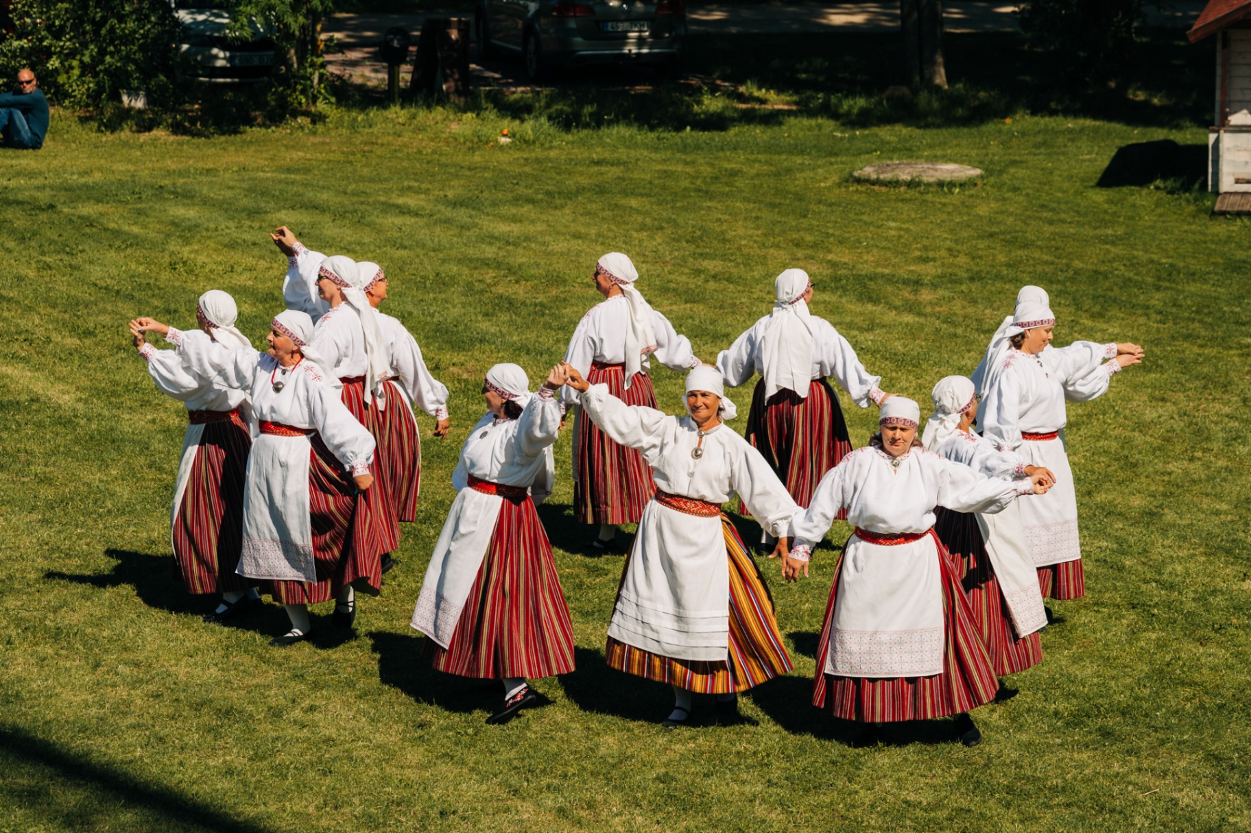 Rahvatantsurühm valgetes särkides murul tantsimas