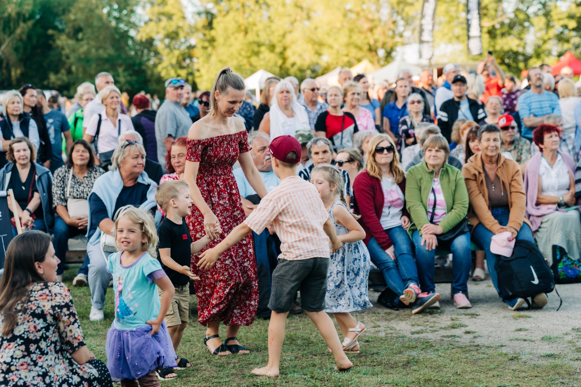 Lapsed ja täiskasvanu tantsivad festivali publiku ees