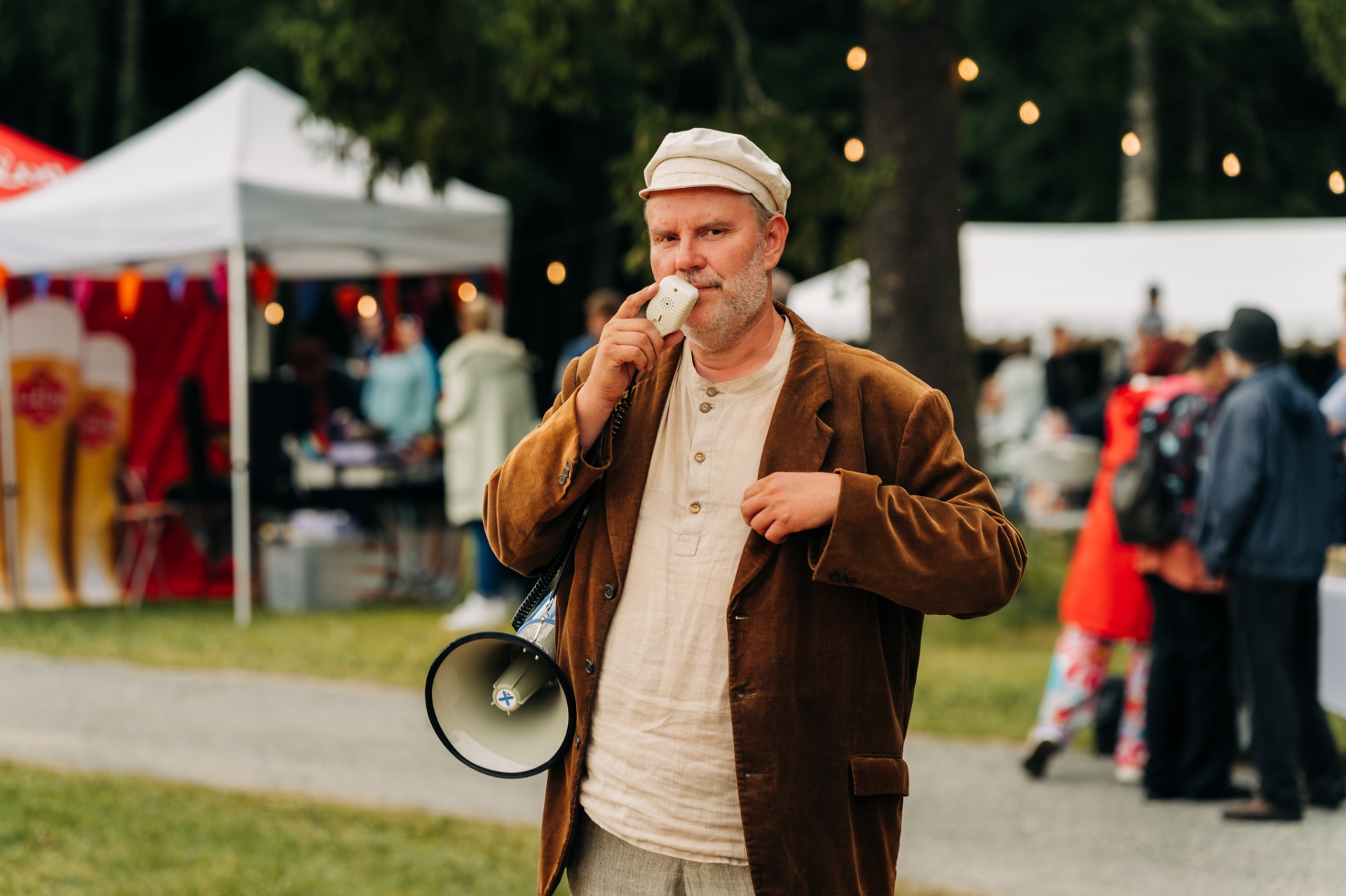 Festivali tegelane megafoniga jalutamas festivalialal