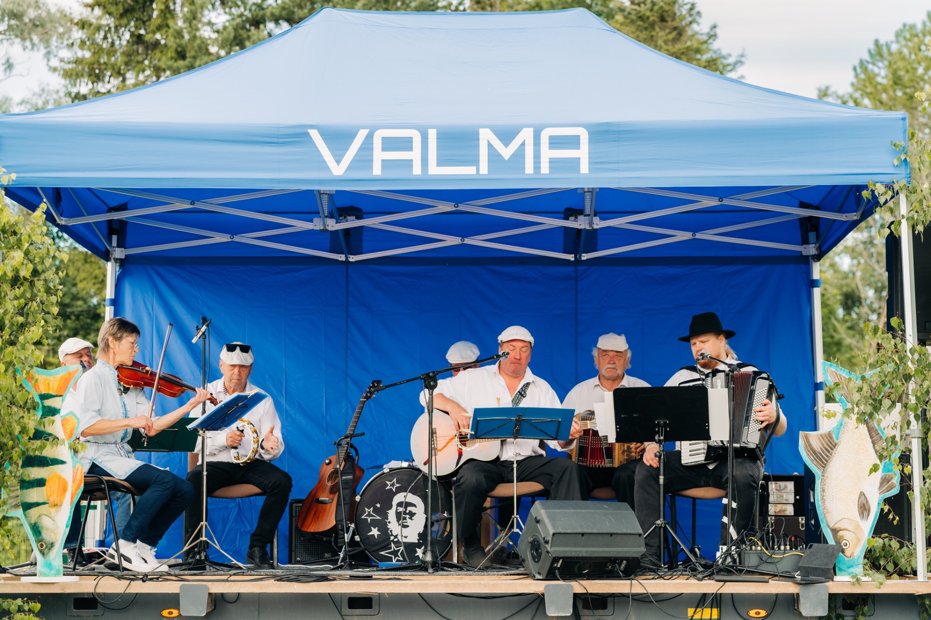 Valma lava VALMA telgi all — pillimehed mängimas