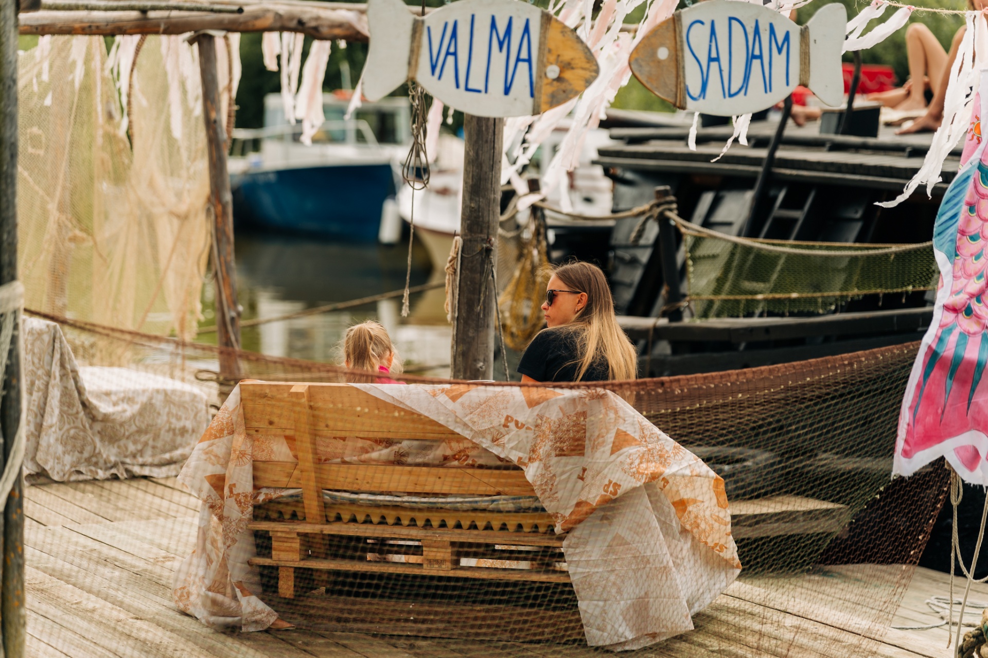 Valma sadama silt kalakujuliste tähistega ja festivali kaunistused